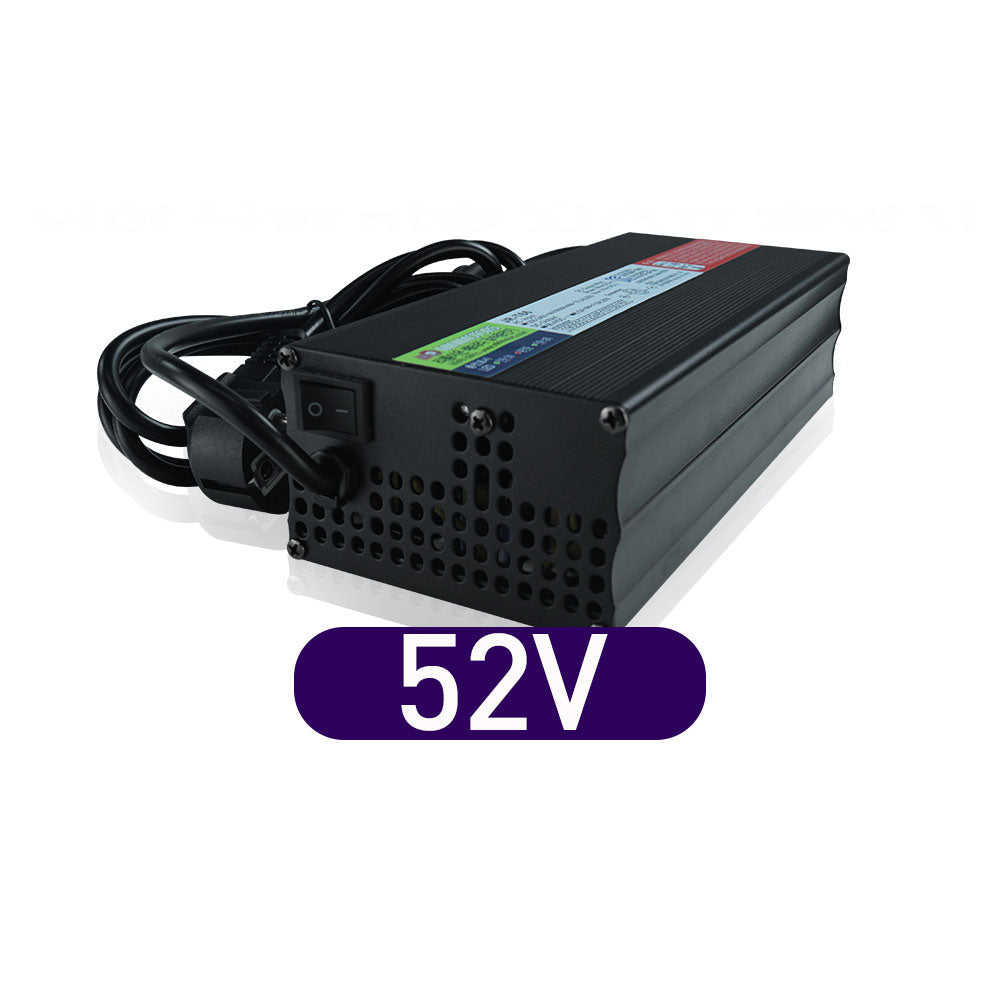 Chargeur rapide noir 58,1V 7A pour trottinette électrique vu de trois quarts avec mention 52V