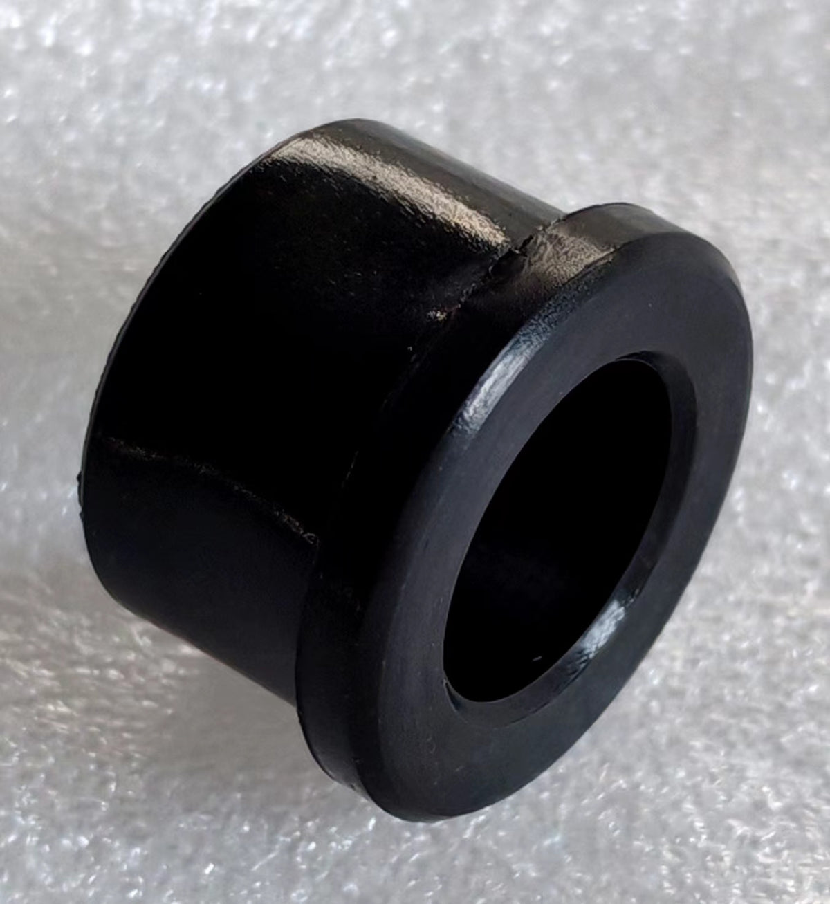 Bague d'embase de suspension B noire pour trottinette électrique Dualtron Dolphin vue de trois-quarts.