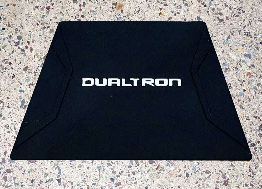 Grip en caoutchouc noir avec l'inscription Dualtron pour cale-pied vu de dessus