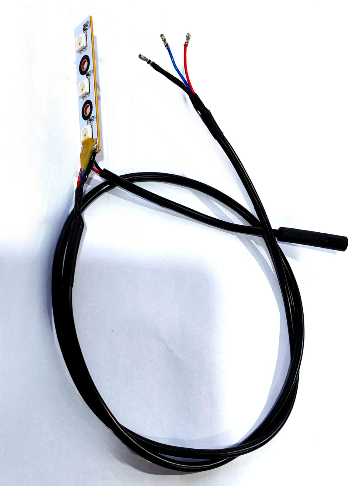 Bandeau LED pour bras oscillant arrière droit avec son câble de connexion