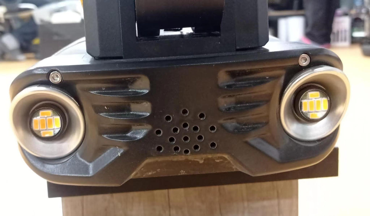 Carénage avant noir assemblé avec deux clignotants intégrés pour Dualtron Popular vu de face