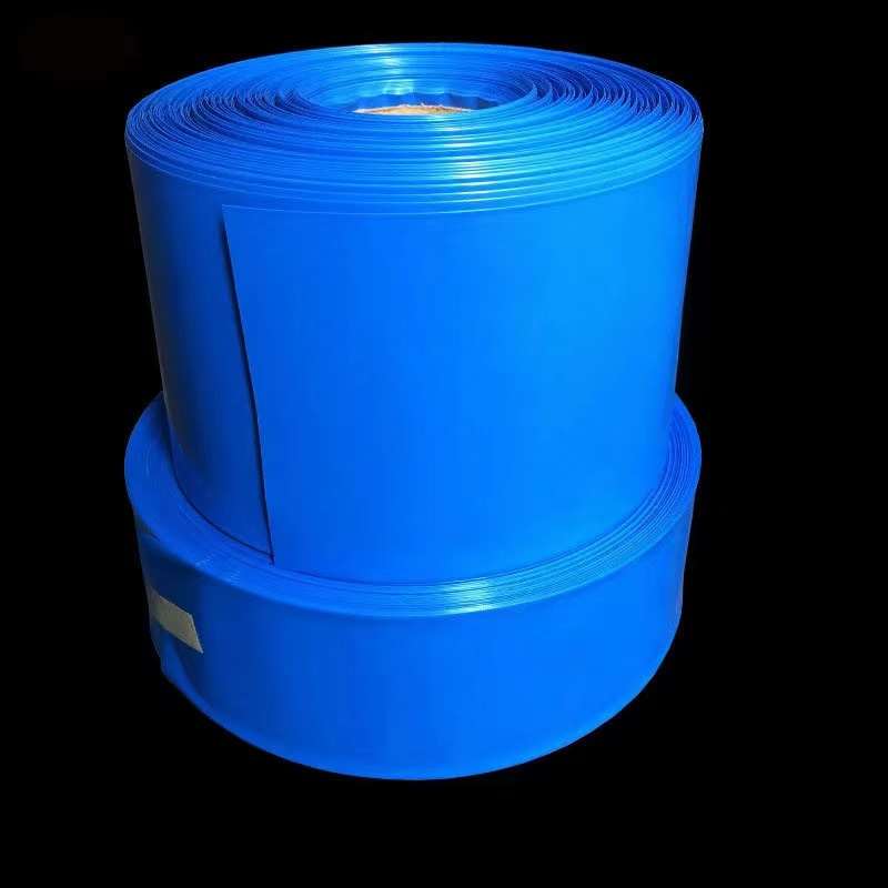 Rouleau de gaine thermorétractable en PVC bleu de largeur 120 mm sur fond noir