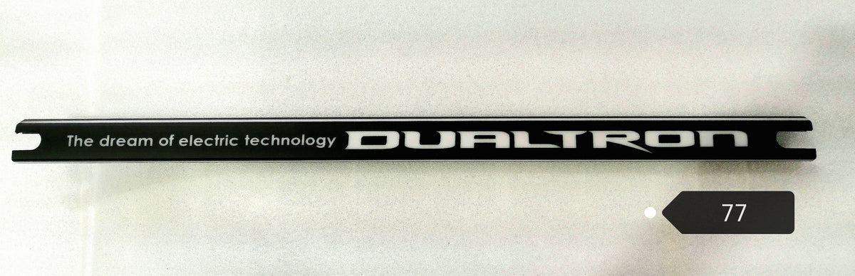 Cache translucide de colonne de direction droit noir avec logo Dualtron vu à plat.