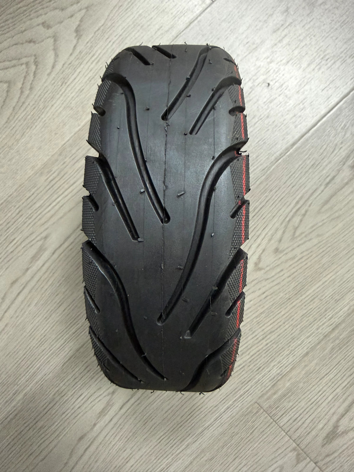 Pneu tubeless Xuancheng 11 pouces noir vu de face