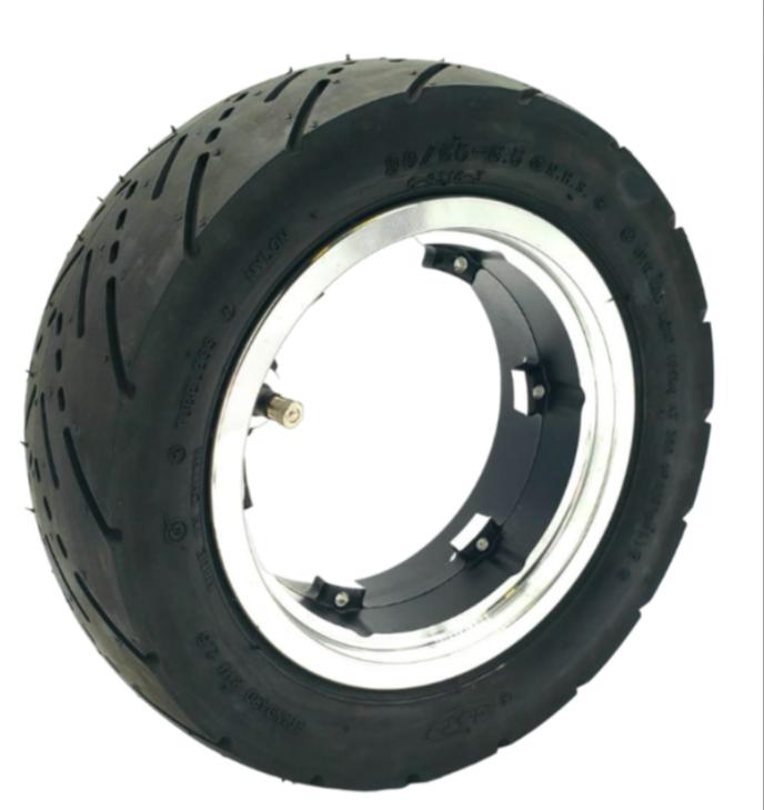 Roue avec pneu anti-crevaison monté sur jante en aluminium vue de trois-quarts