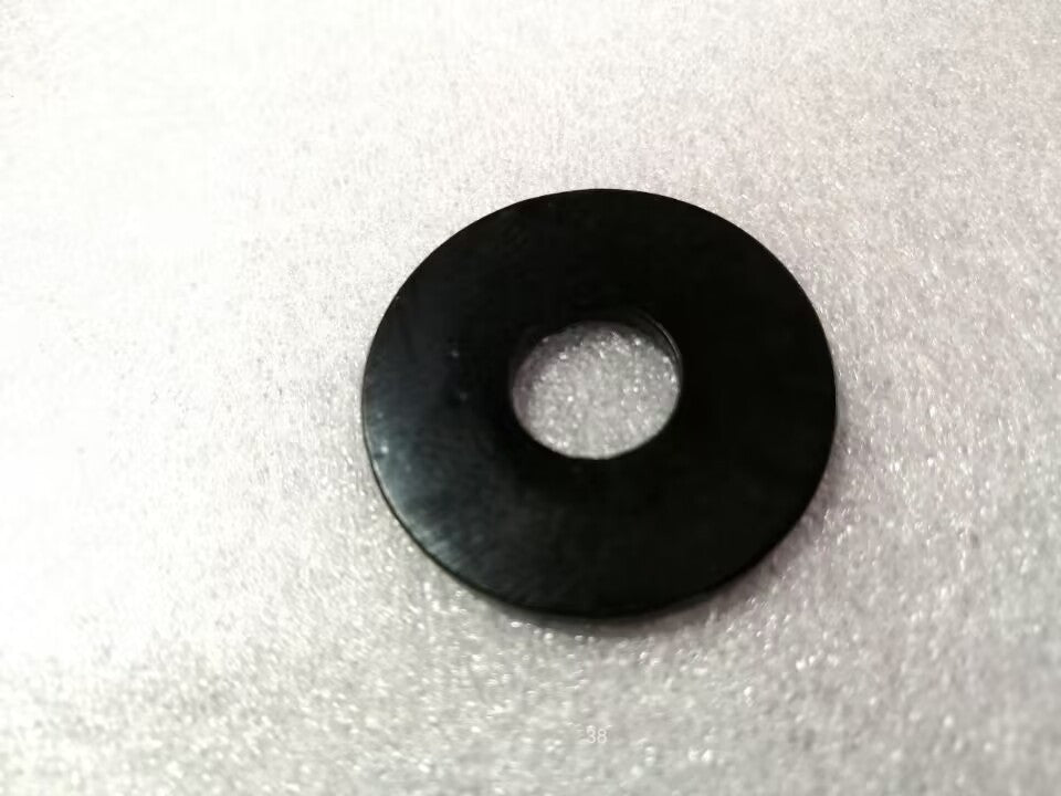 Rondelle noire de ressort de suspension arrière pour trottinette électrique Dualtron posée à plat