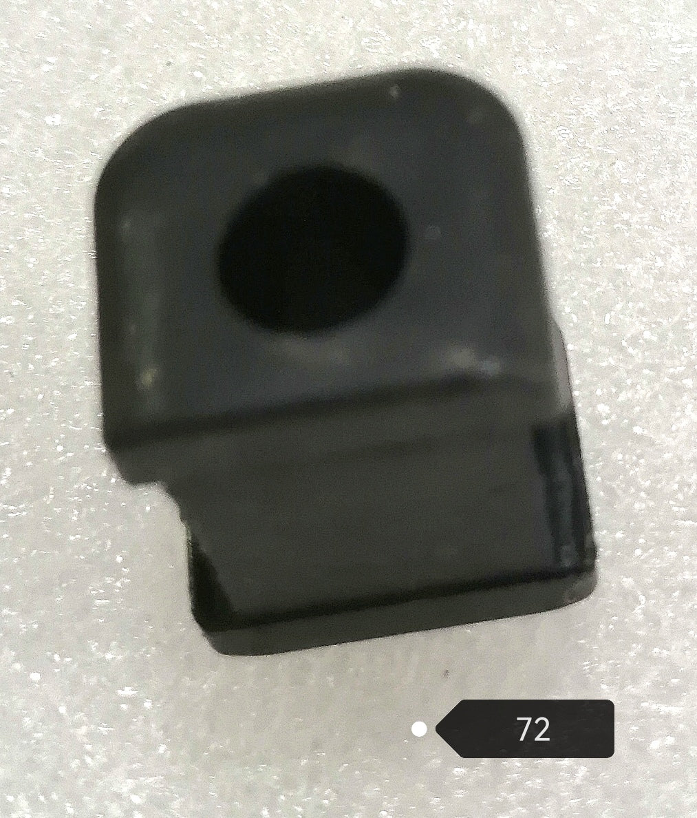Passe-câble noir rectangulaire avec un trou central pour trottinette électrique