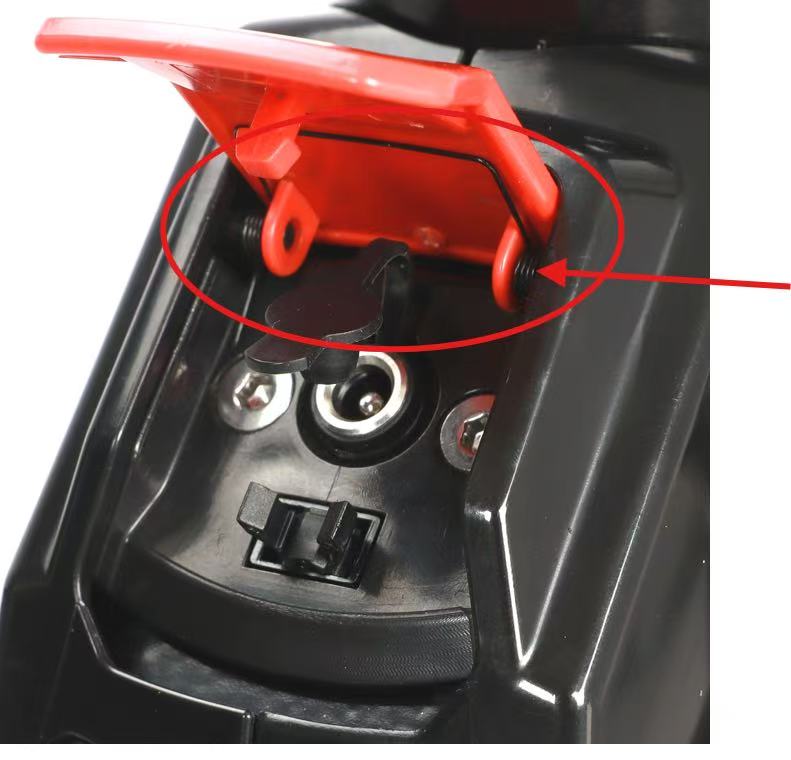 Ressort de torsion noir sur la charnière du clapet de charge de la trottinette électrique Dualtron Dolphin