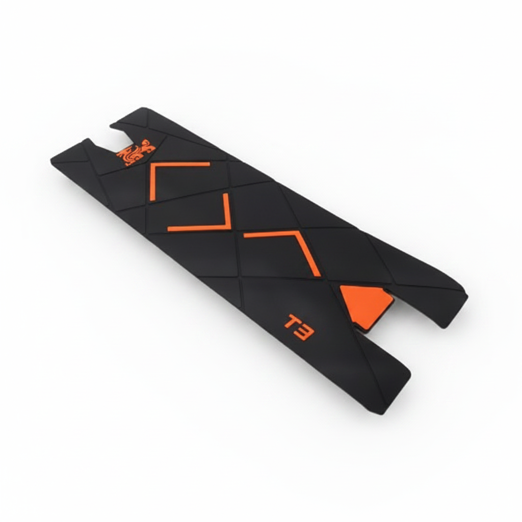 Grip de Deck pour Trottinette Électrique Kukirin T3 — packshot studio fond blanc, revêtement antidérapant noir et orange, logo T3. Chez Weebot.