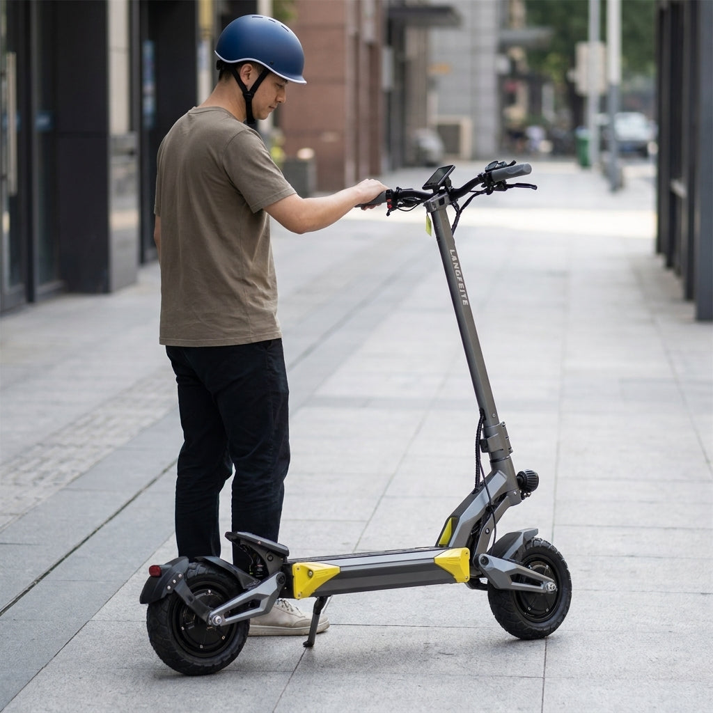 Trottinette Électrique Langfeite Roadster GT — à l'arrêt à côté d'un adulte, pour l'échelle