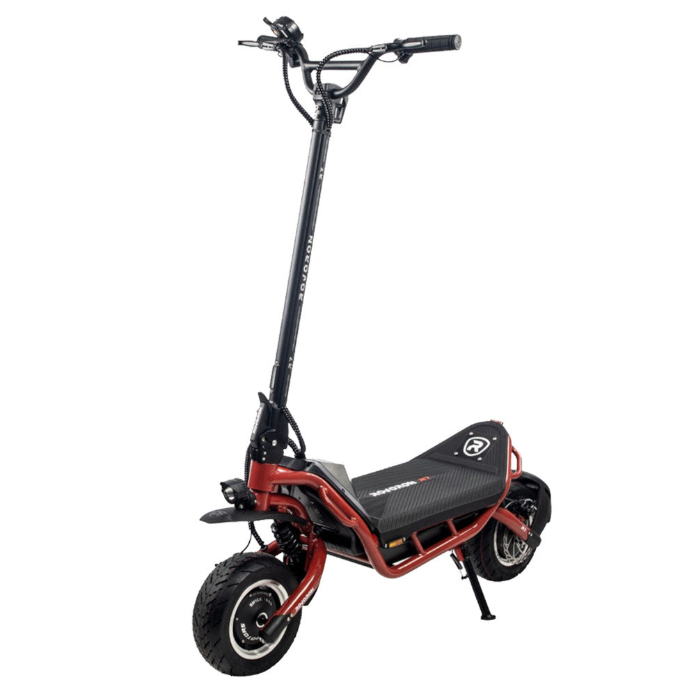 Trottinette Électrique Rovoron R7 rouge de trois quarts : châssis tubulaire rouge, deck noir, roues 11 pouces - Weebot