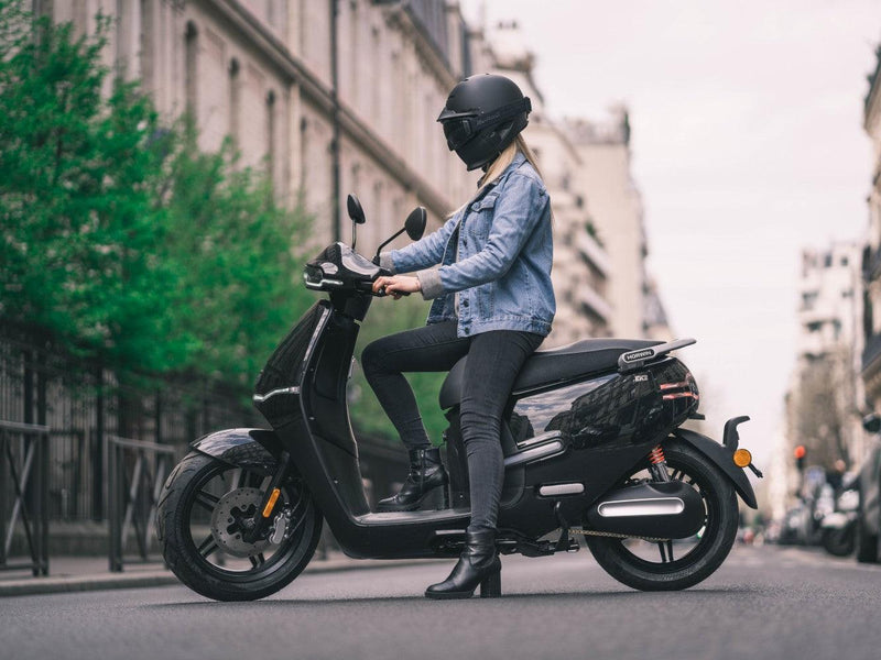 scooter électrique horwin ek3 125 cm3 noir paris femme casque ruroc