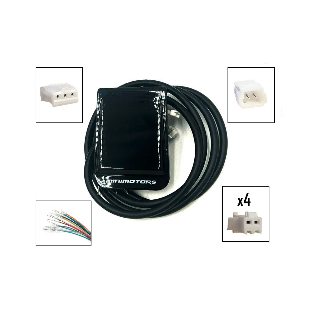 Afficheur EY2 noir Minimotors avec son câble de connexion et ses connecteurs sur fond blanc