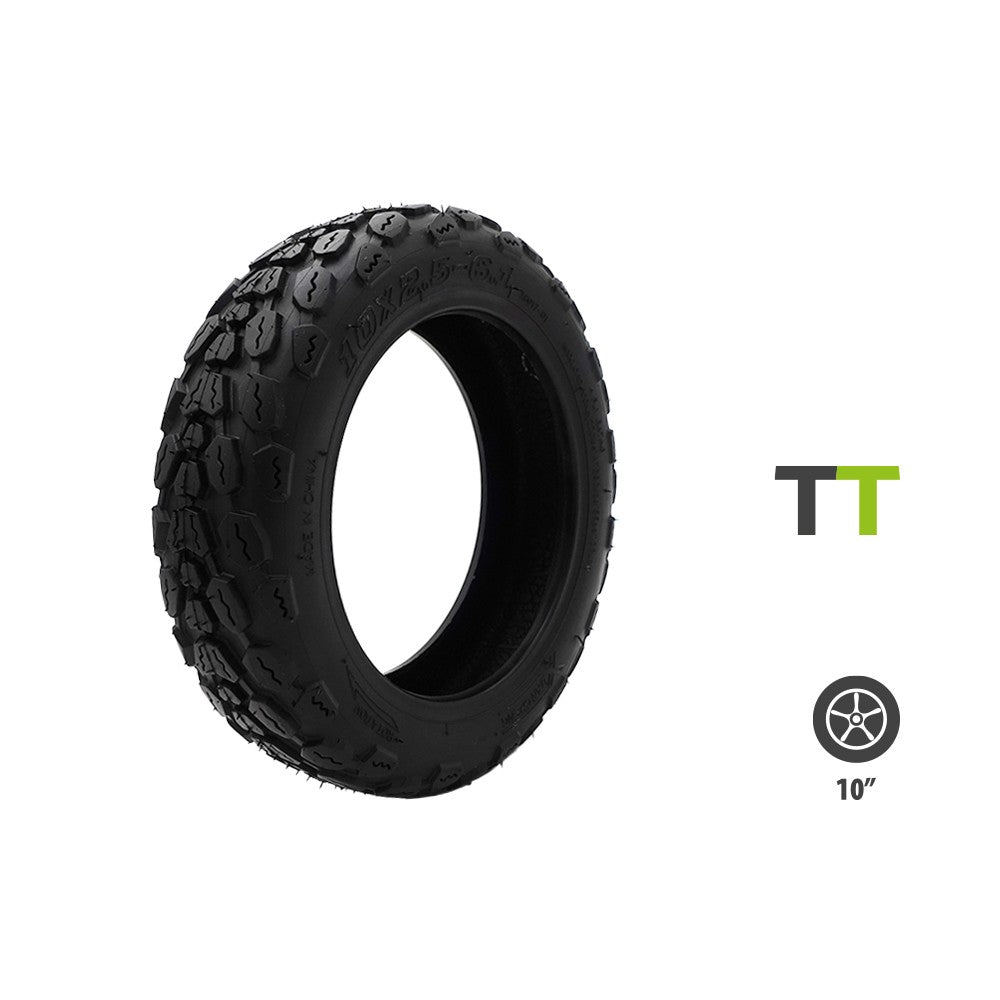 Pneu noir de trottinette électrique 10x2.50-6.1 vu de trois quarts sur fond blanc