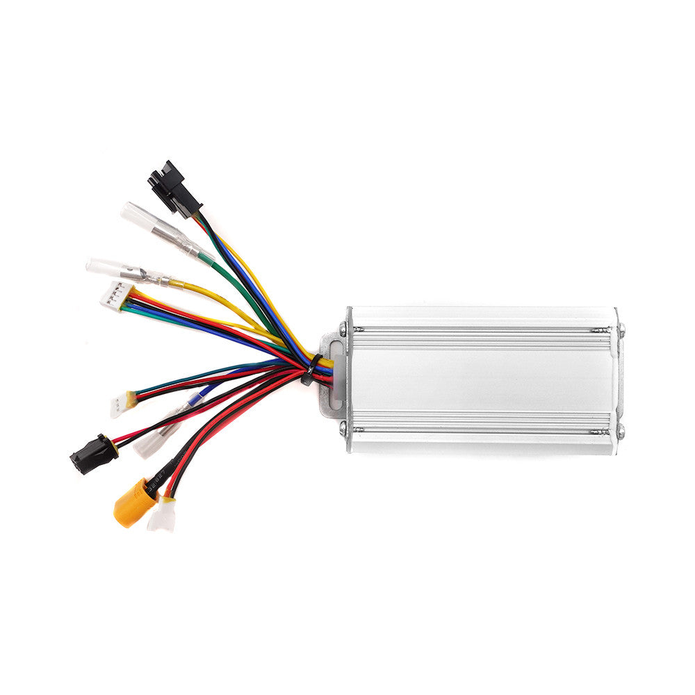 Contrôleur en aluminium argenté avec ses différents câbles de connexion colorés sur fond blanc