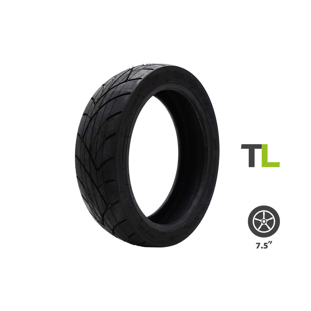Pneu tubeless noir de taille 70/60-7.5 pour trottinette électrique vu de trois-quarts