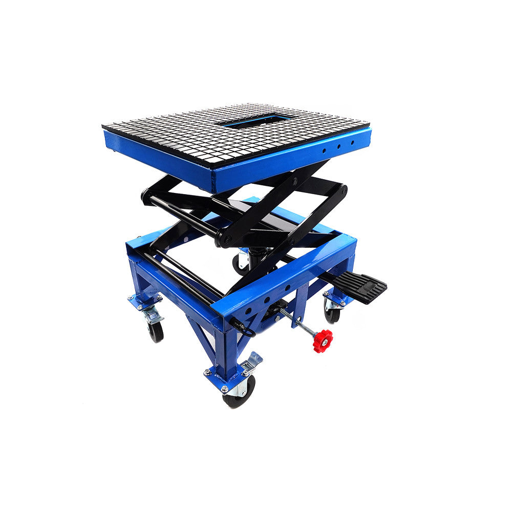 Table élévatrice d'atelier hydraulique bleue avec plateau noir antidérapant sur roulettes vue de trois-quarts