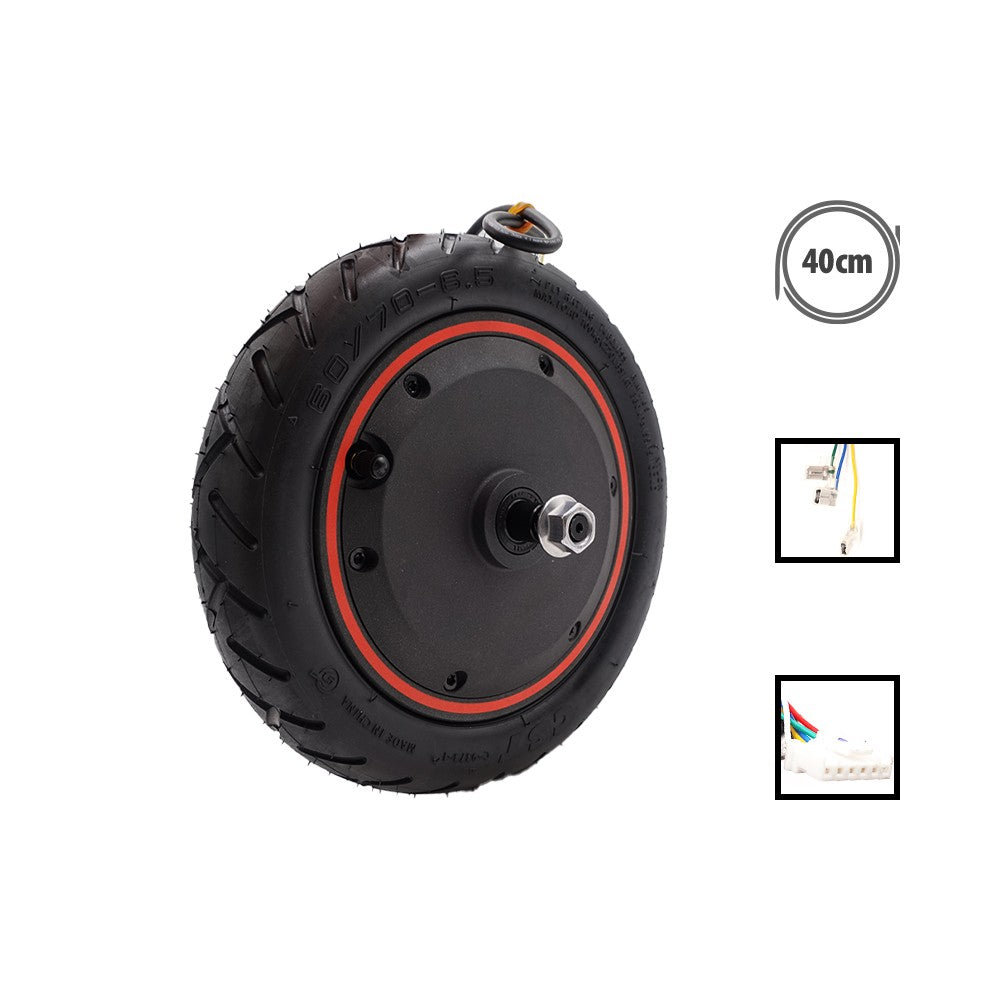 Moteur de trottinette électrique Xiaomi 5 Max avec pneu monté vu de trois-quarts sur fond blanc