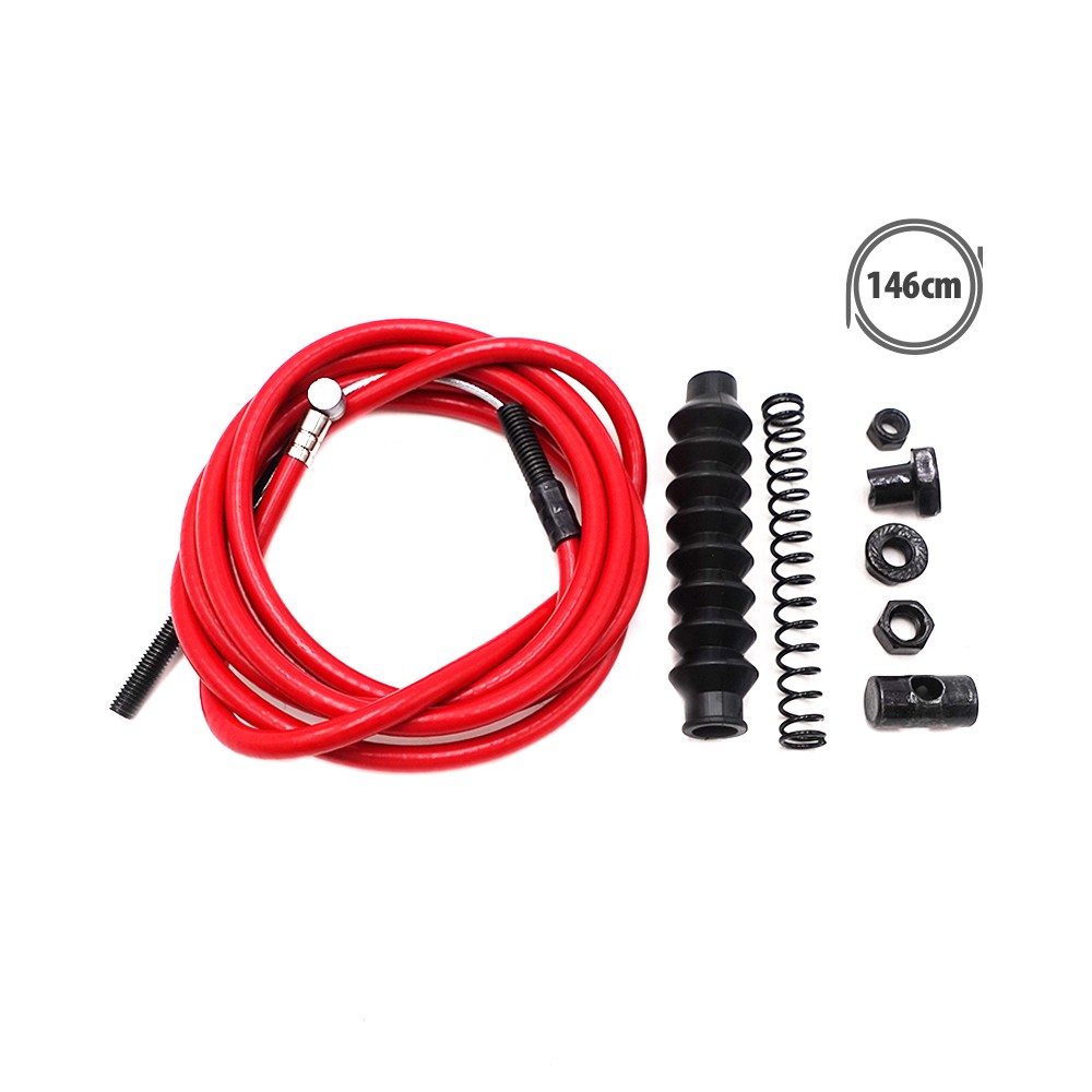 Câble de frein rouge avec sa gaine, un ressort et ses accessoires de fixation sur fond blanc.