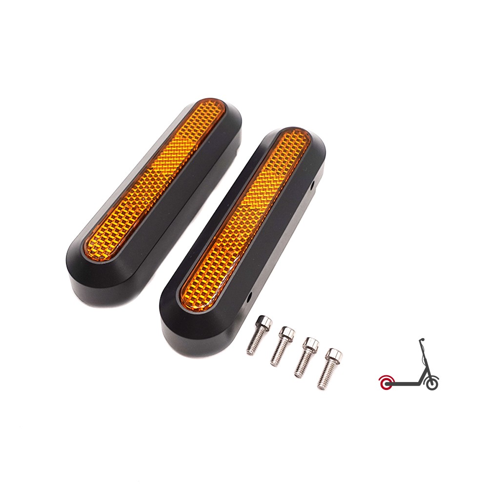 Paire de caches latéraux arrière noirs avec réflecteurs orange et vis de fixation.
