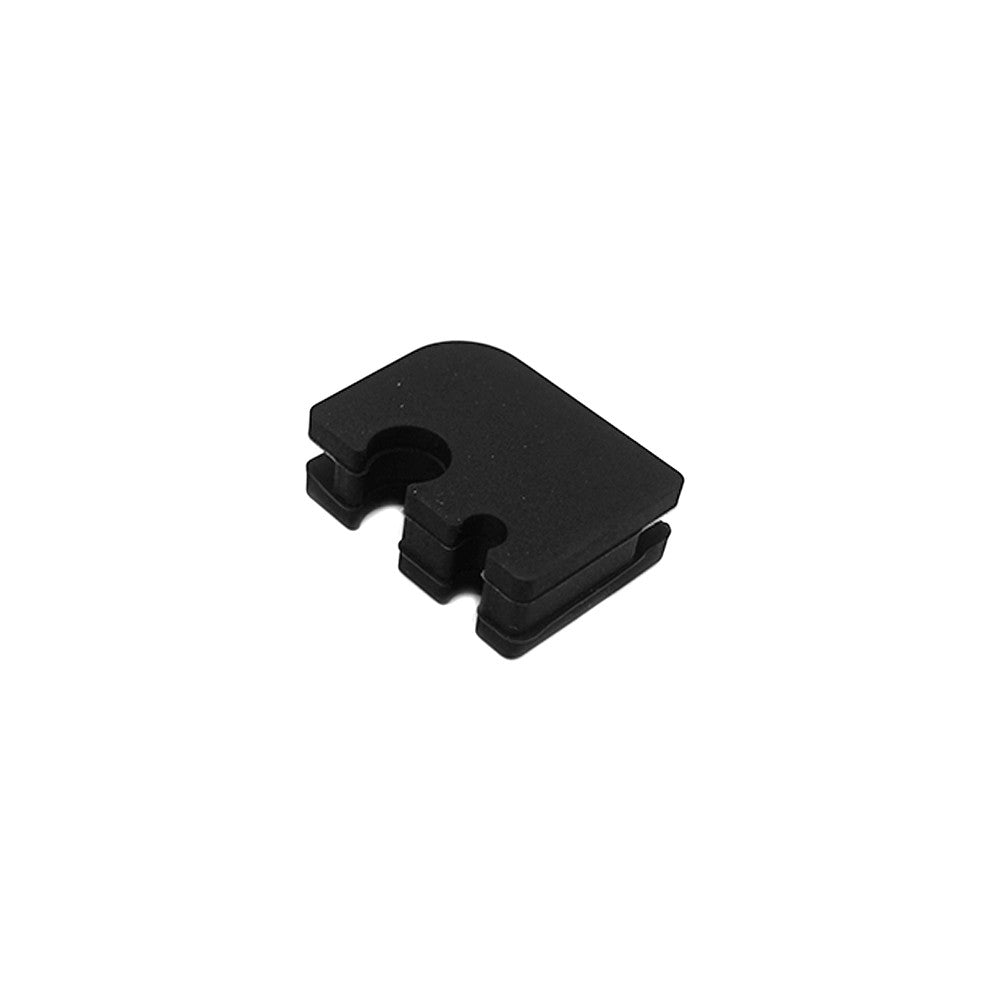 Joint d'étanchéité en silicone noir pour câble moteur de trottinette électrique sur fond blanc