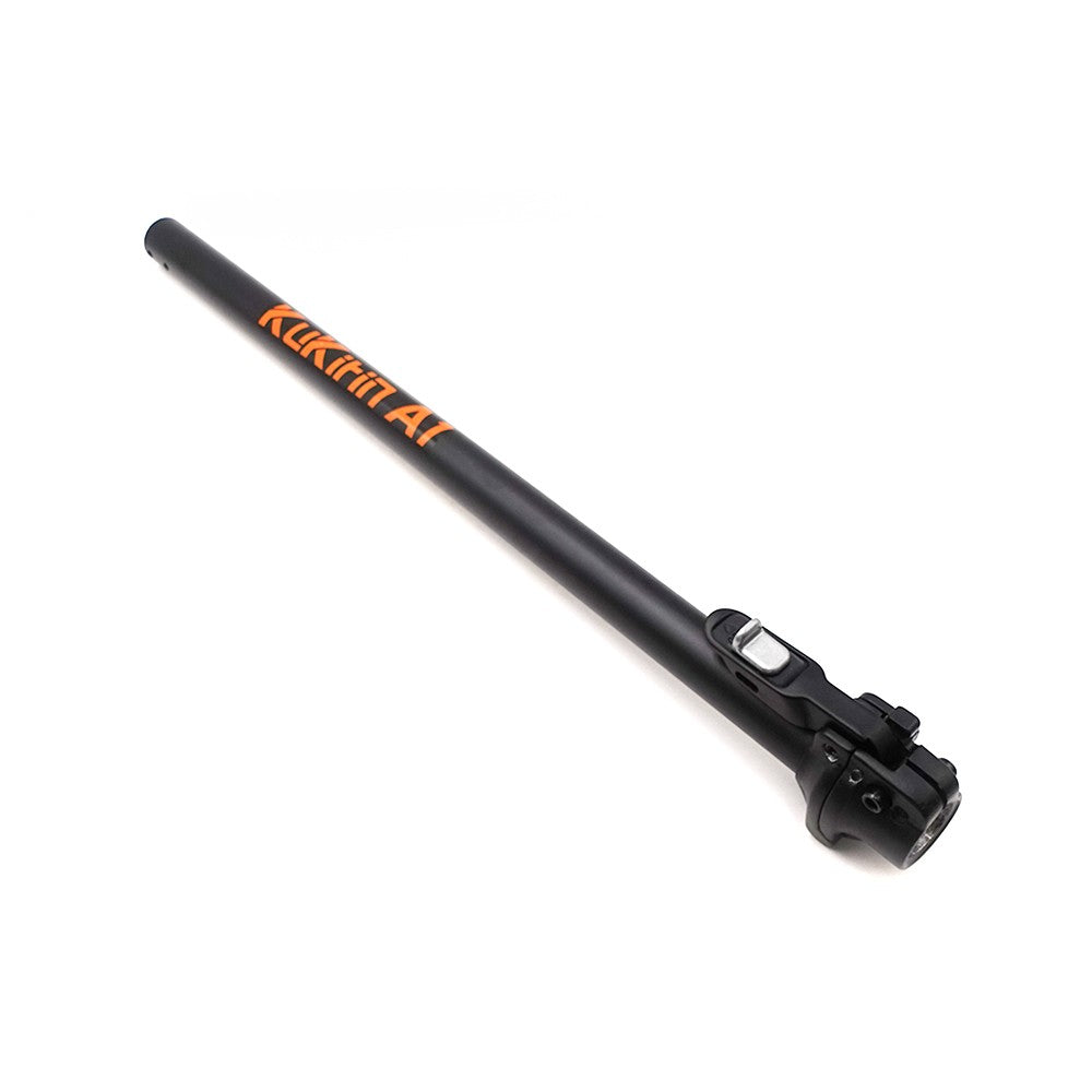 Potence noire avec inscription Kukirin A1 orange et mécanisme de pliage sur fond blanc