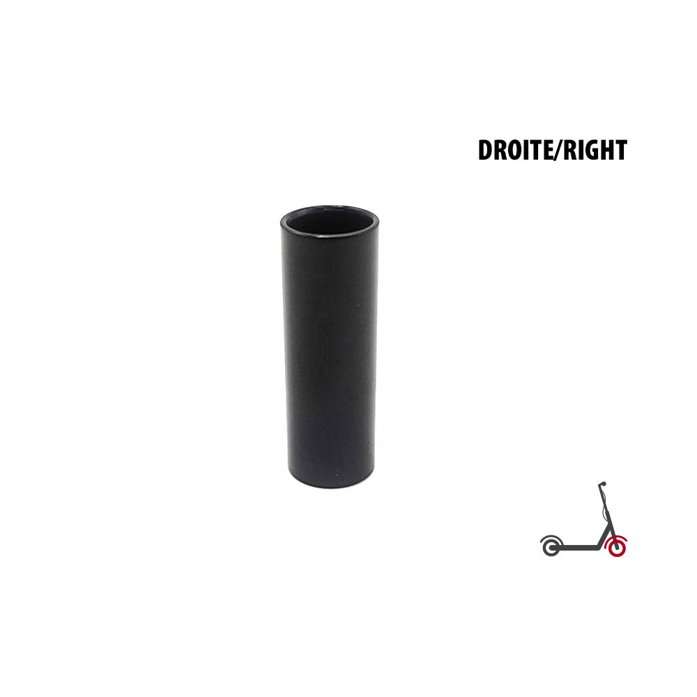 Entretoise noire de roue avant droite pour trottinette électrique posée à la verticale