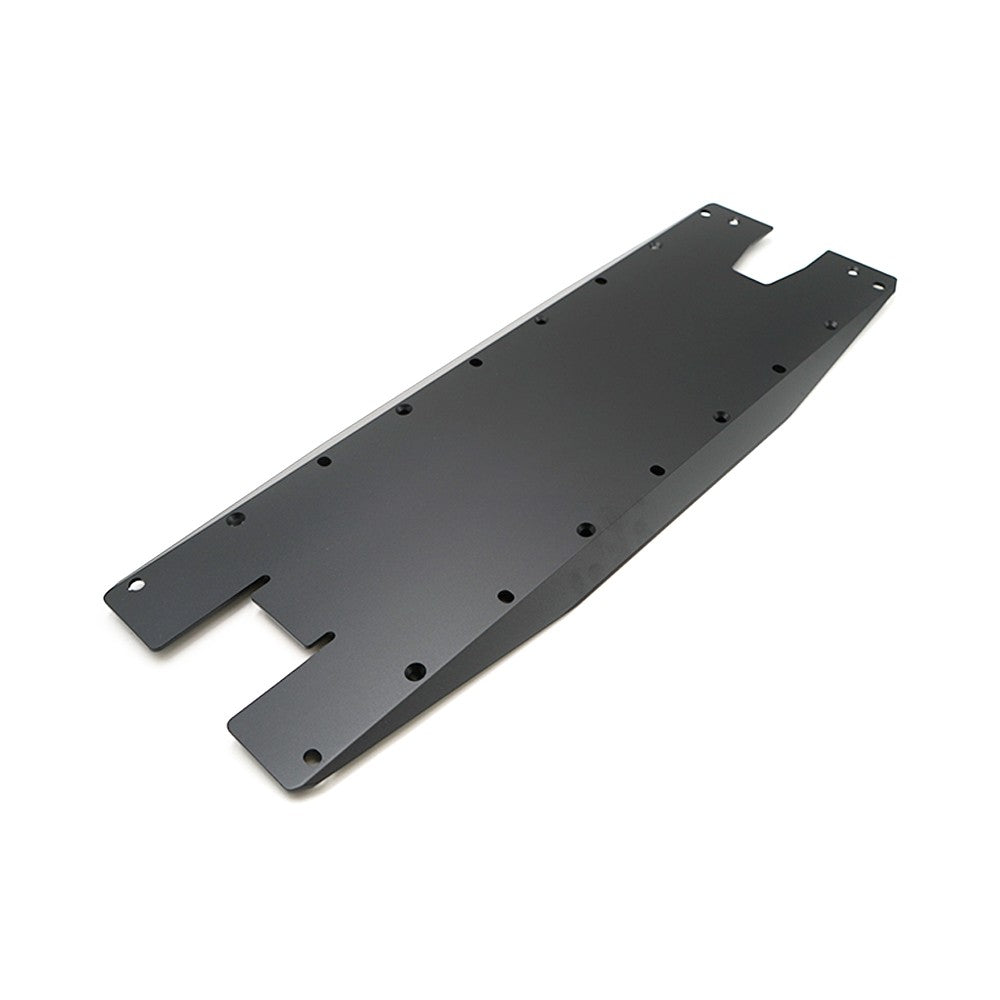 Cache deck noir de trottinette électrique avec perçages pour vis vu en perspective sur fond blanc