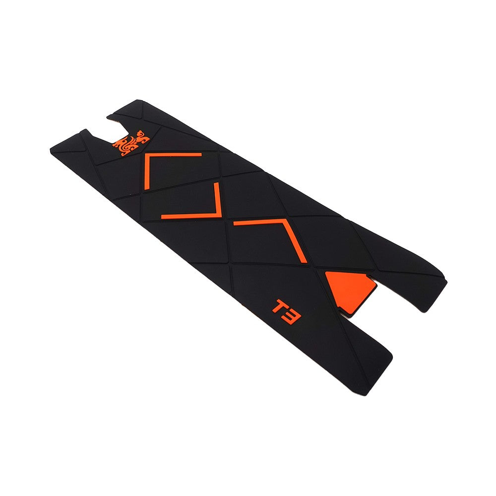 Grip de deck en caoutchouc noir avec motifs orange Kukirin T3 vu de dessus