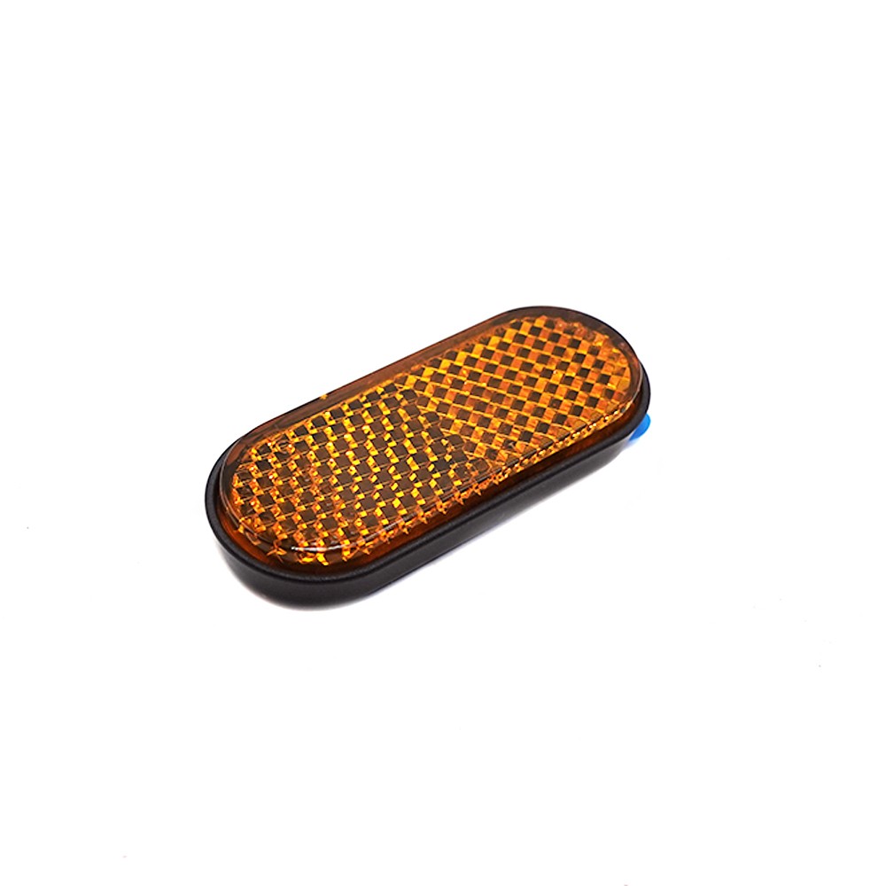 Réflecteur latéral orange de forme ovale avec socle noir sur fond blanc