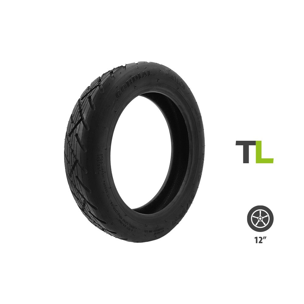 Pneu tubeless noir Cordial 60/90-8 de 12 pouces vu de trois-quarts sur fond blanc