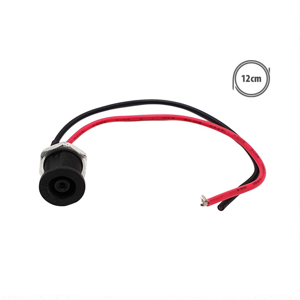 Port de charge électrique avec fil rouge et noir sur fond blanc