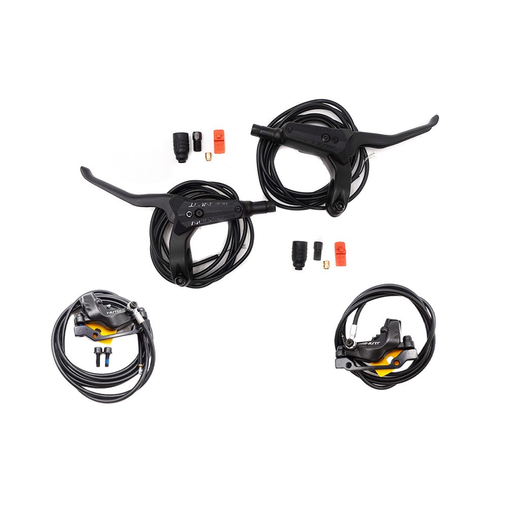 Kit complet de freins hydrauliques noirs à 4 pistons avec poignées, étriers et câbles sur fond blanc