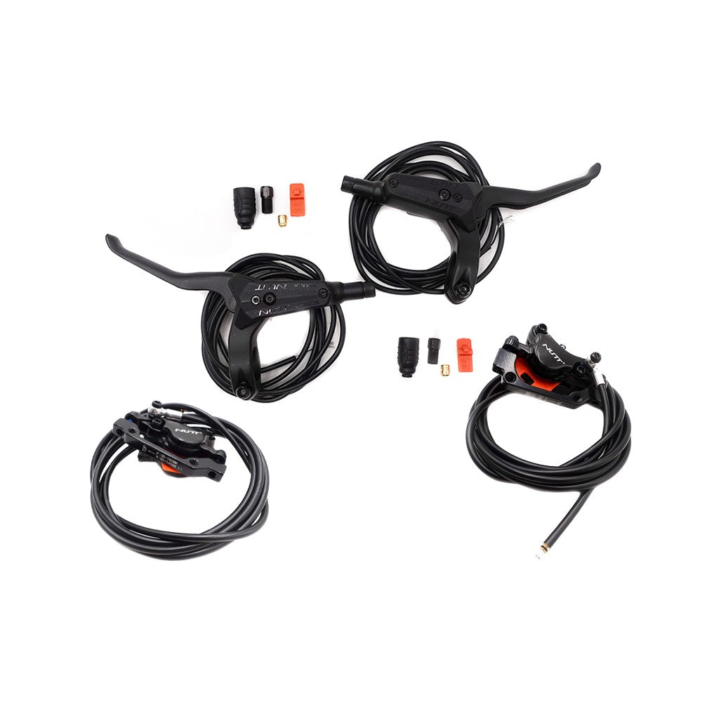 Kit complet de freins hydrauliques noirs 2 pistons comprenant poignées, durites, étriers et accessoires sur fond blanc