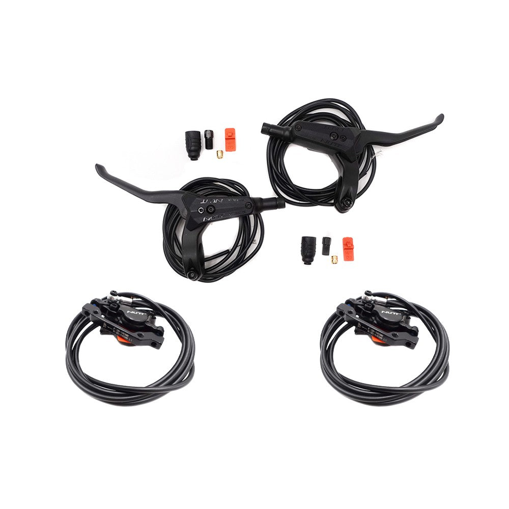 Kit complet de freins hydrauliques noirs avec leviers, durites et étriers de frein pour trottinette électrique sur fond blanc