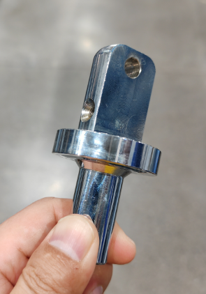 Charnière inférieure de pliage chromée pour trottinette électrique Dualtron tenue par une main