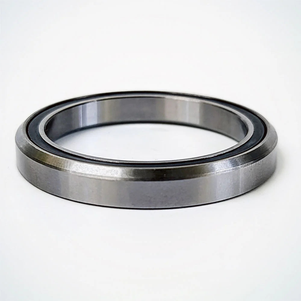Roulement de direction métallique pour trottinette électrique posé à plat sur fond blanc