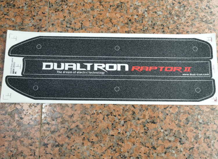 Grip antidérapant noir imprimé Dualtron Raptor II posé à plat