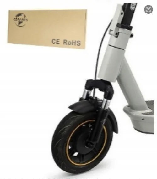 Suspension avant noire montée sur la roue avant d'une trottinette électrique
