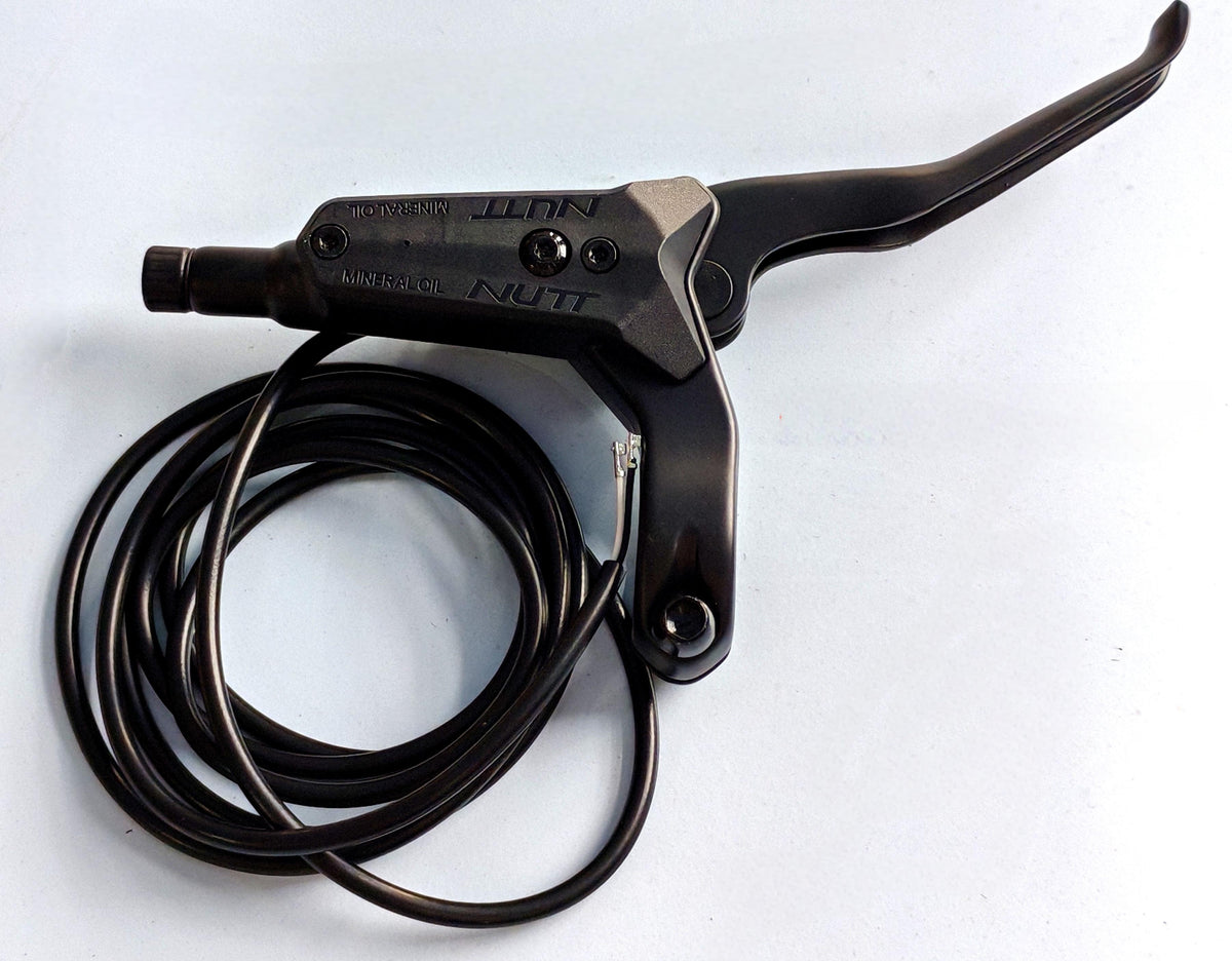 Poignée de frein droite hydraulique NUTT noire avec son câble de coupure électrique sur fond blanc