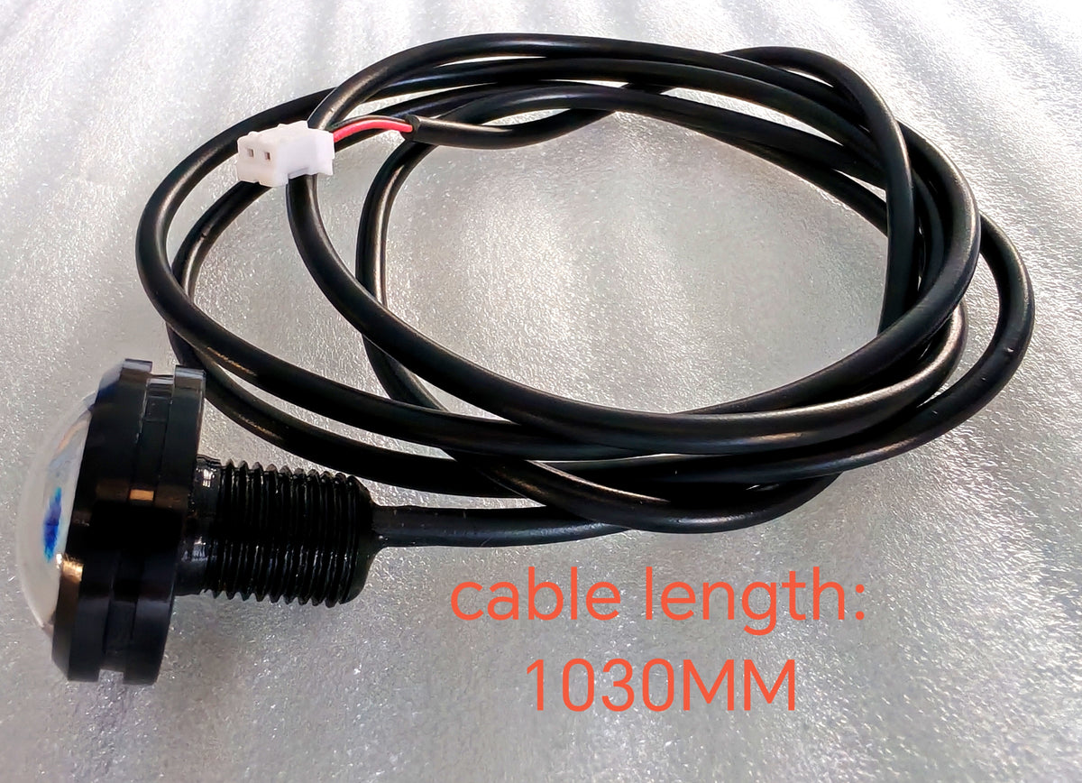 Éclairage LED rond avec un long câble noir et un connecteur blanc à deux broches