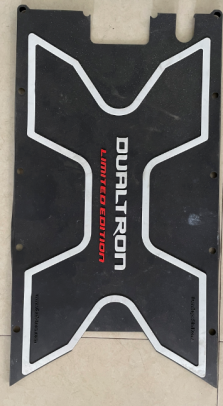 Grip de deck en caoutchouc noir avec motifs et inscription Dualtron Limited Edition vu de dessus