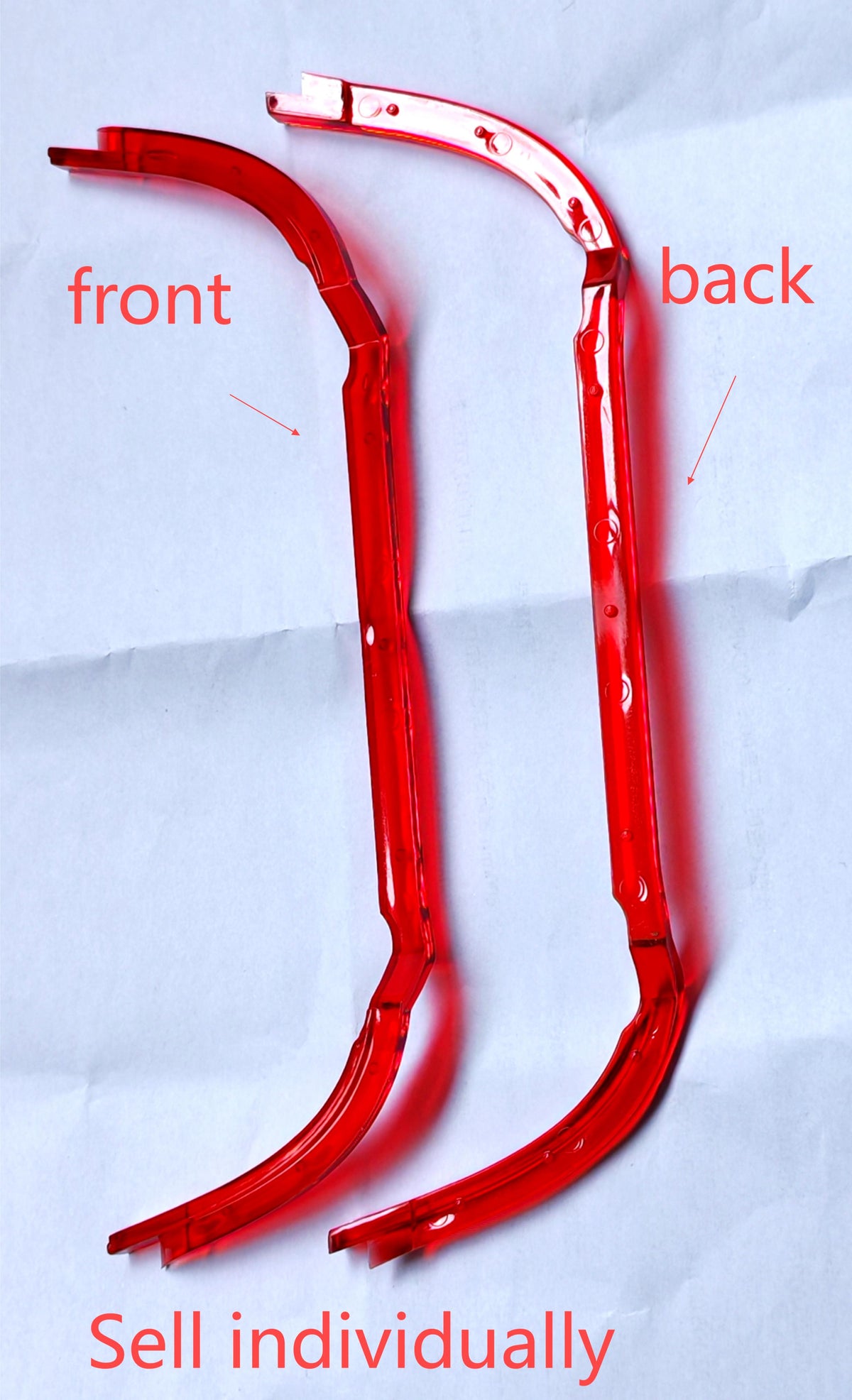 Capot lumineux en plastique rouge pour cale-pied arrière de trottinette électrique Dualtron vu de face et de dos