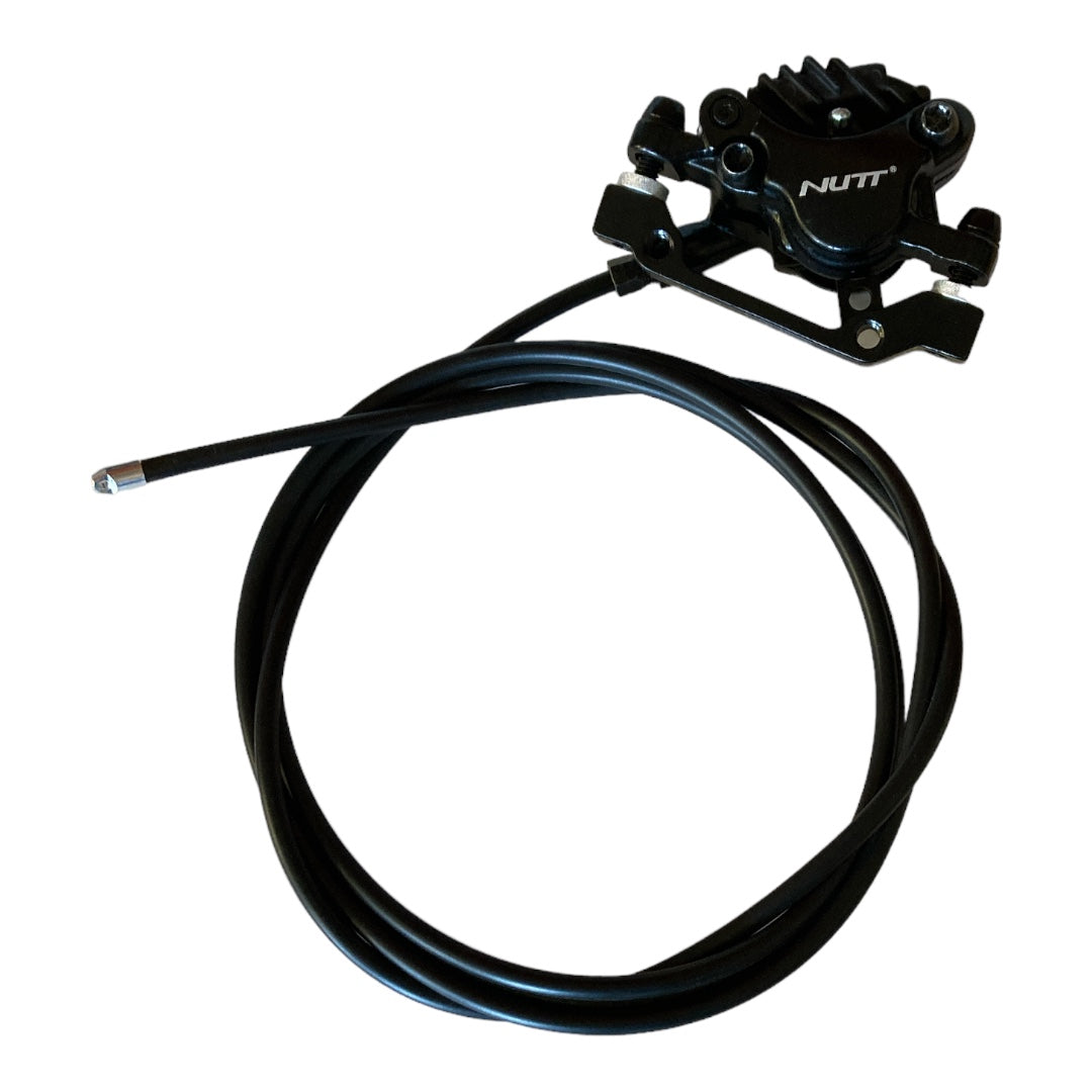 Étrier de frein hydraulique arrière Nutt noir relié à sa durite de frein sur fond blanc.