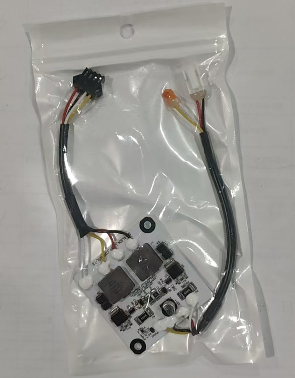 Carte de contrôle de phare LED avec câblage et connecteurs dans un sachet plastique