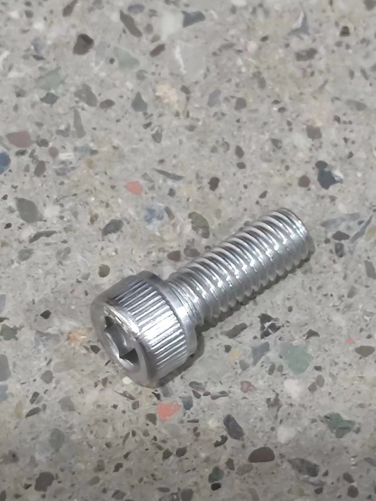 Vis M6 à tête cylindrique et six pans creux en métal posée à plat