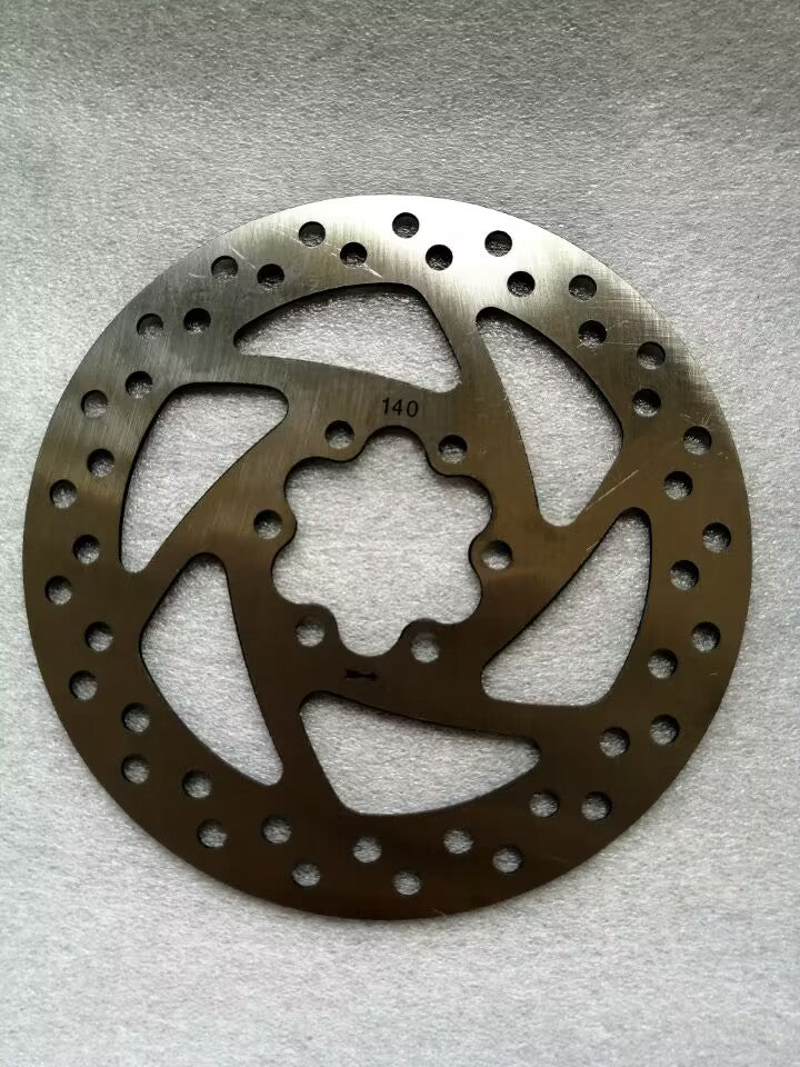 Disque de frein perforé de 140 mm pour trottinette électrique Dualtron Victor vu de face