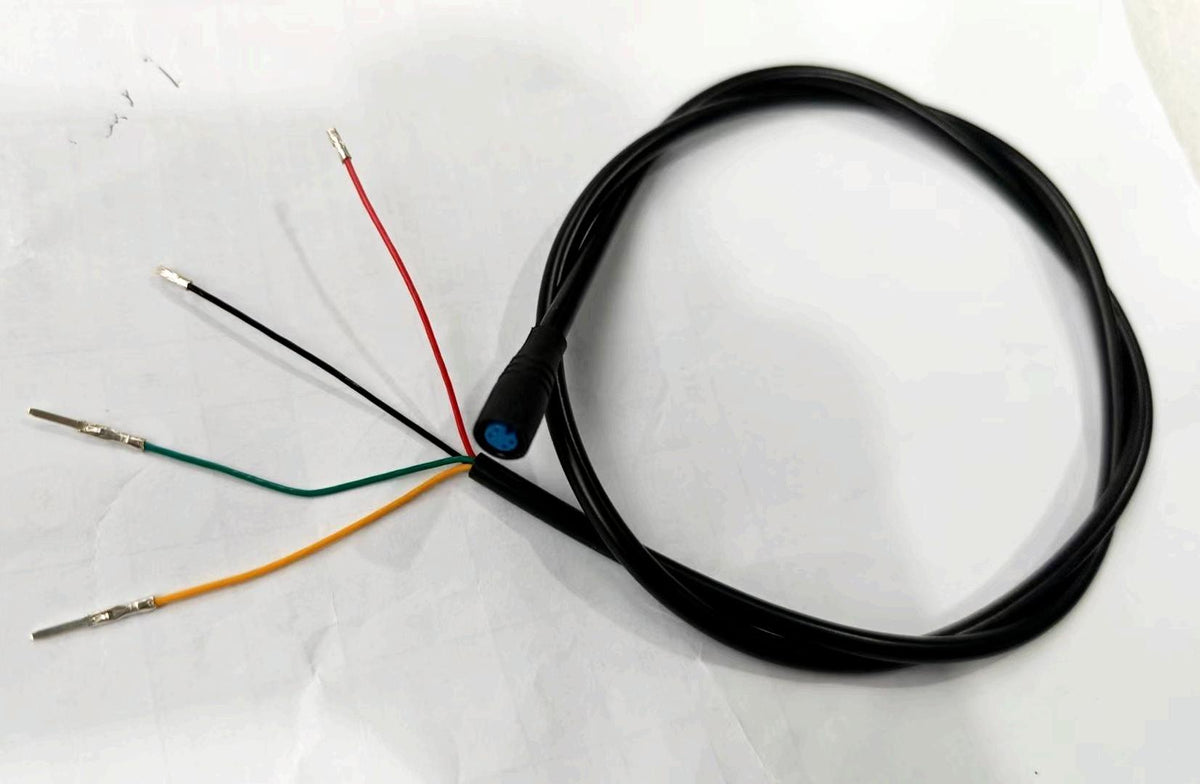 Câble de rallonge étanche noir avec un connecteur étanche bleu à une extrémité et quatre fils de couleur à l'autre.