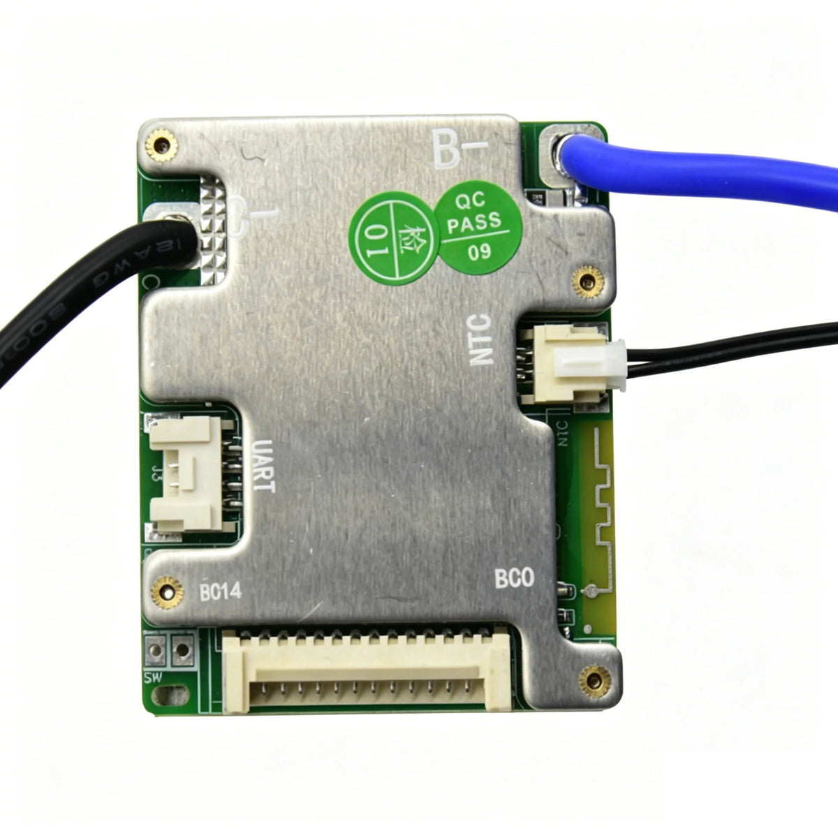 Carte de protection BMS 48V 50A avec capot métallique et câbles de connexion vue de dessus