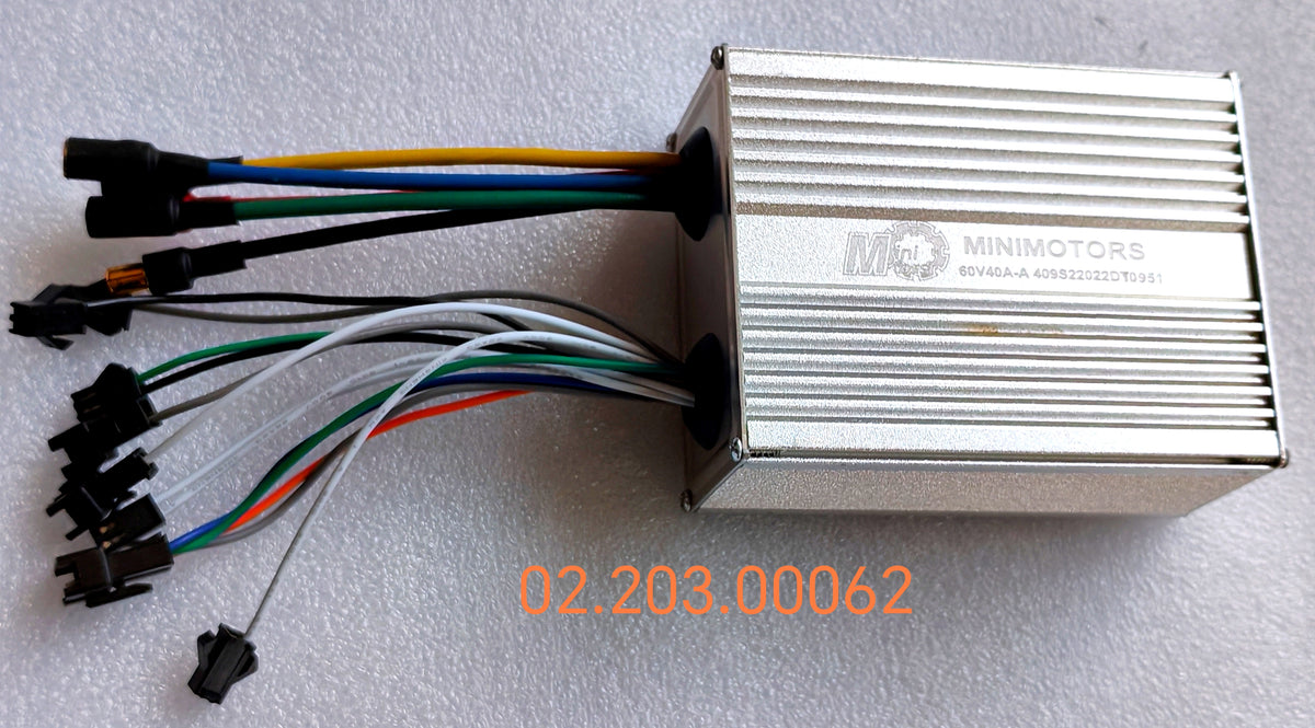 Contrôleur A Minimotors 60V 40A en aluminium avec ses câbles de connexion.